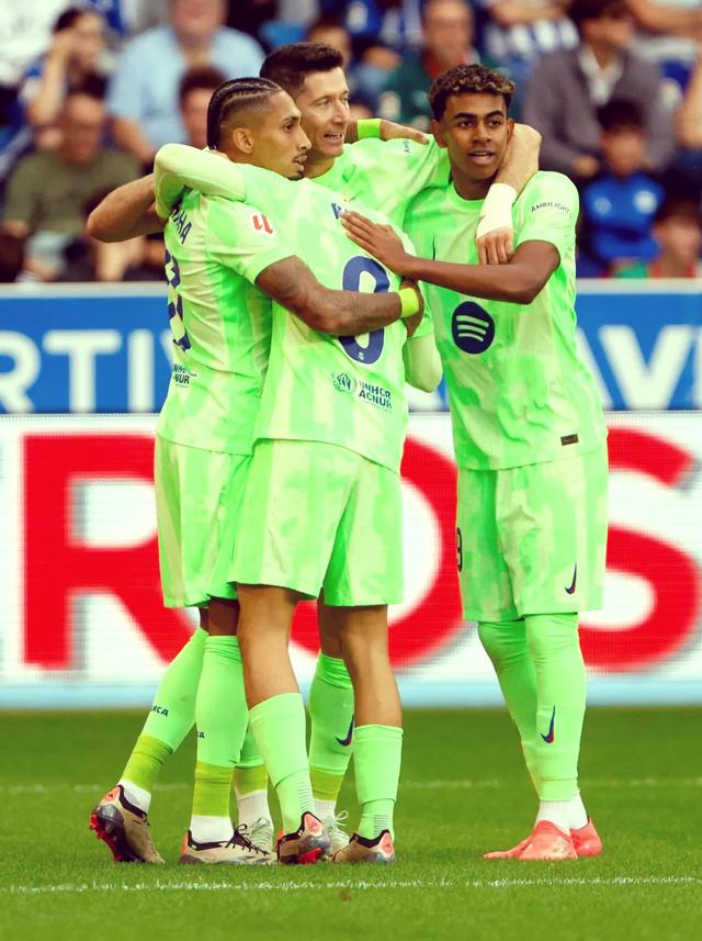 关于墨西哥完胜中国，莱万完成帽子戏法的信息