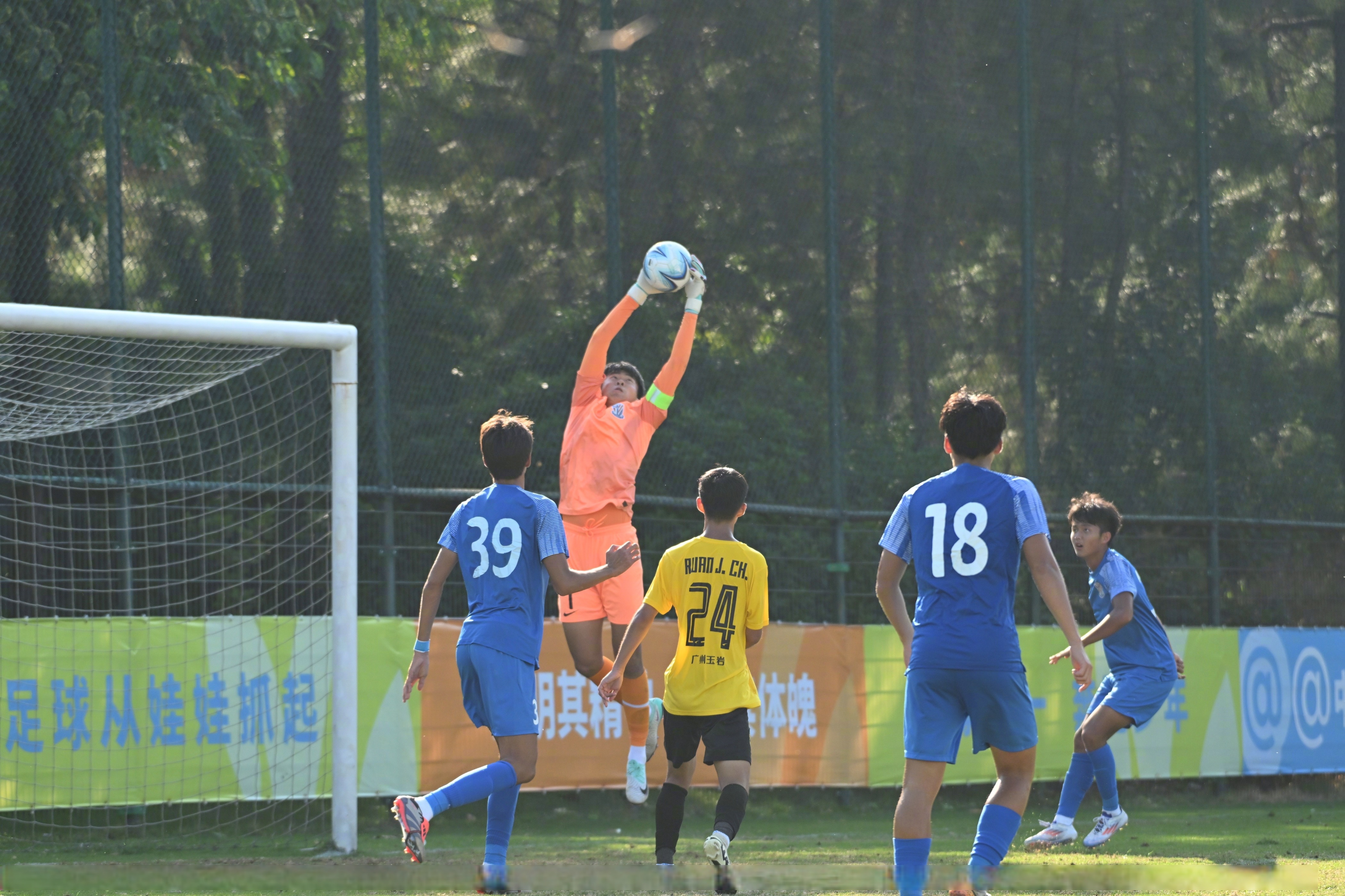 关于武汉黄陂区少年足球赛春日开赛，比拼激烈的信息