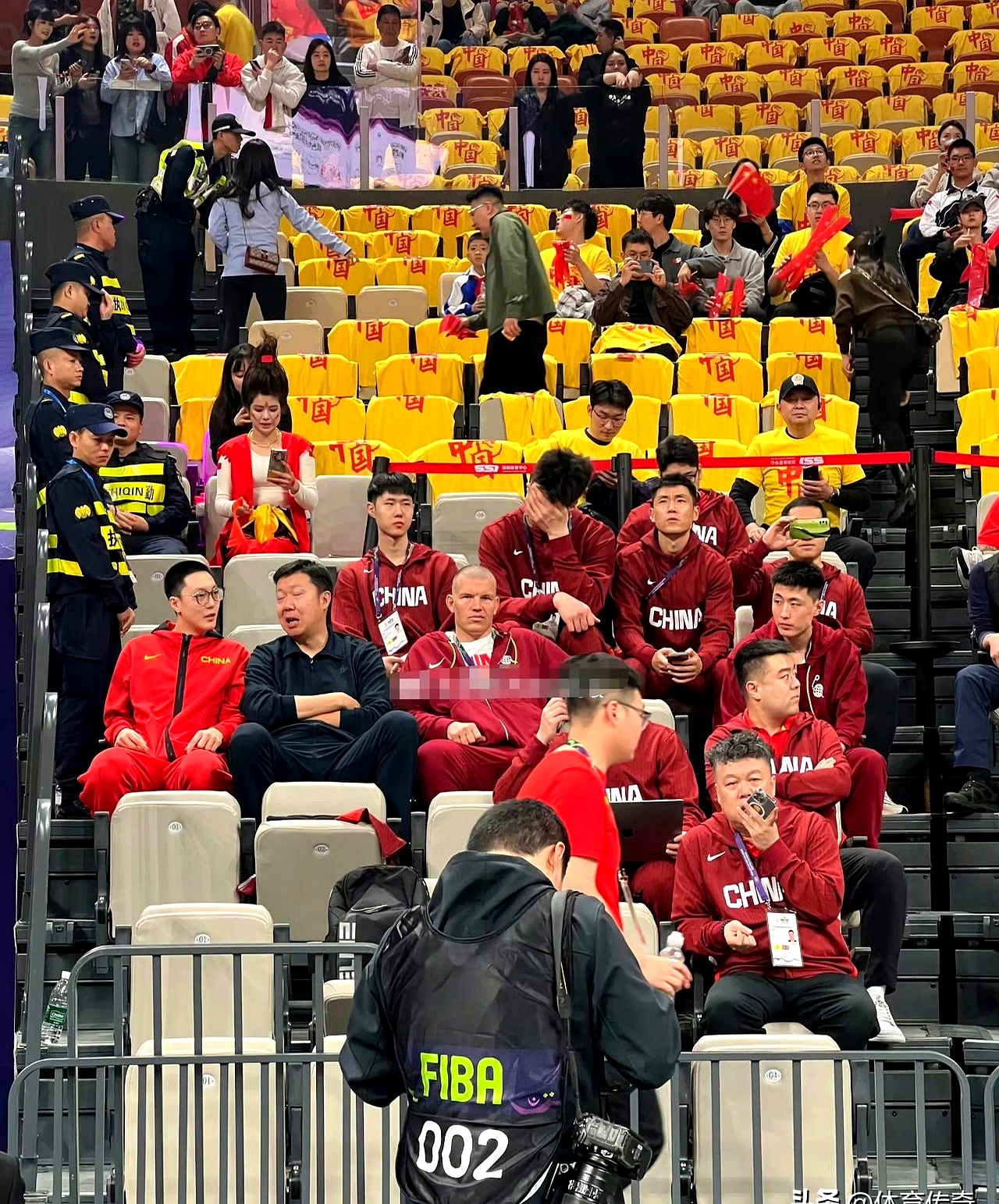 球员们的拼搏精神感染着观众