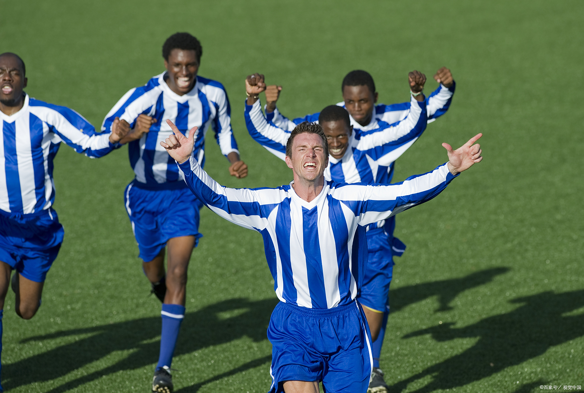 精彩足球比赛场面球员体现团队精神 精彩足球比赛场面球员体现团队精神