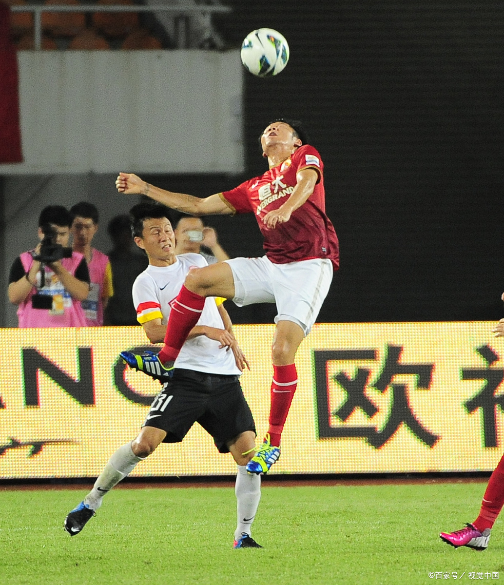 包含本土球员崭露头角，助球队险胜强敌的词条