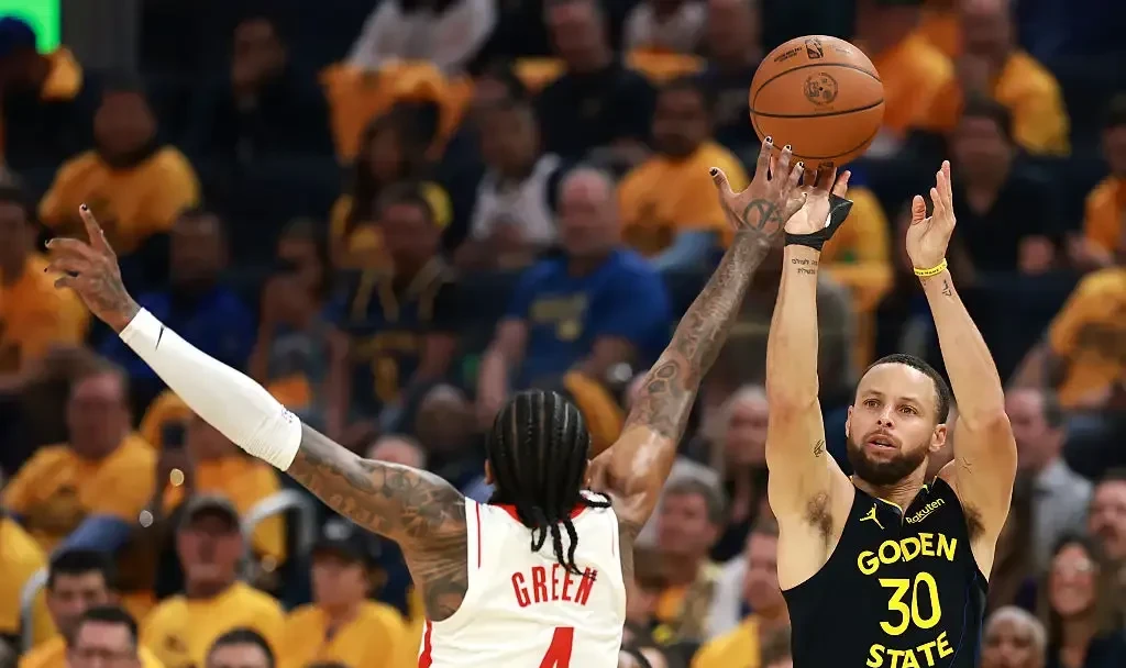 火箭客场擒尼克斯，继续追赶勇士