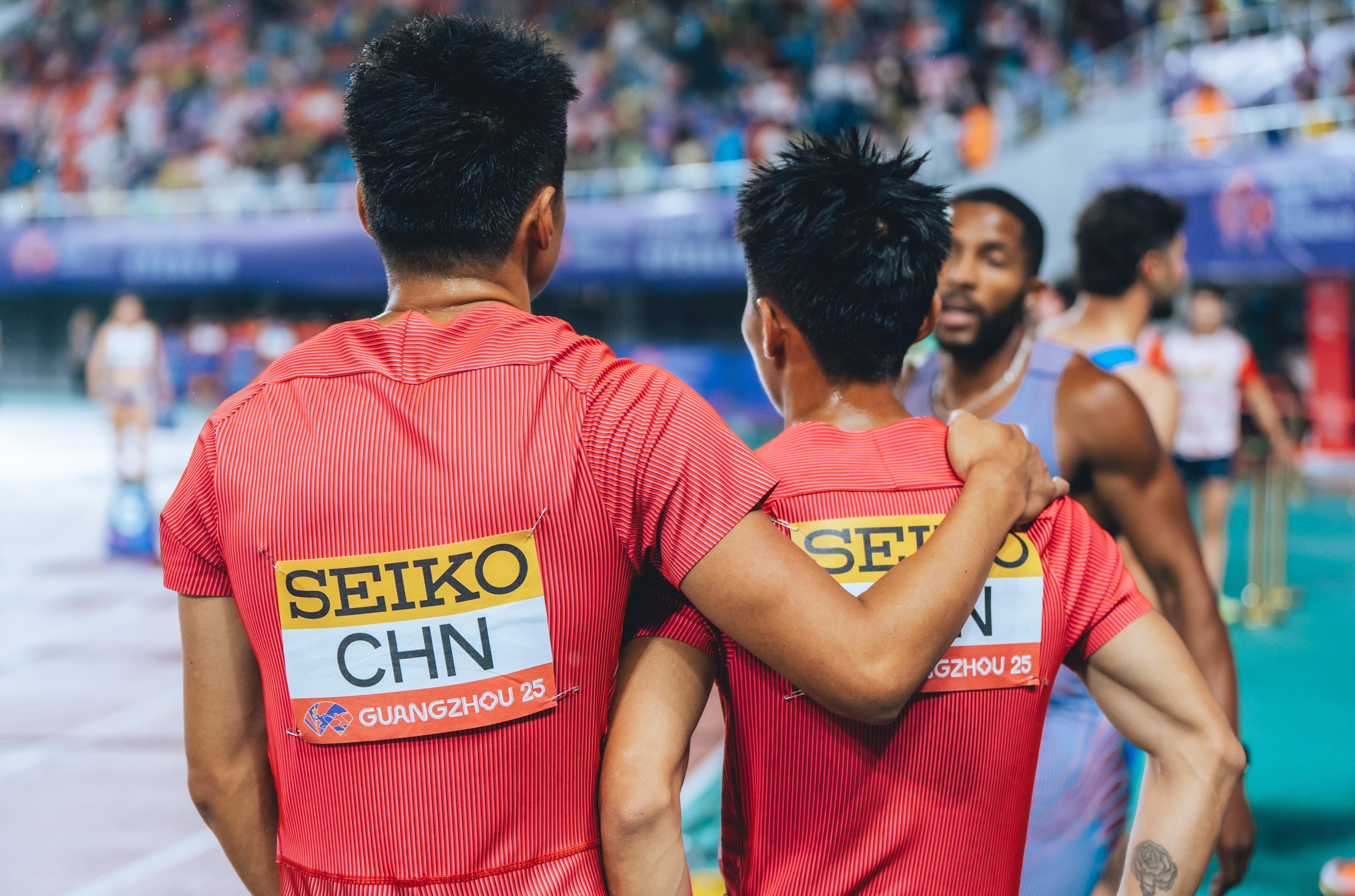 男排选手团队合作完美，取得佳绩