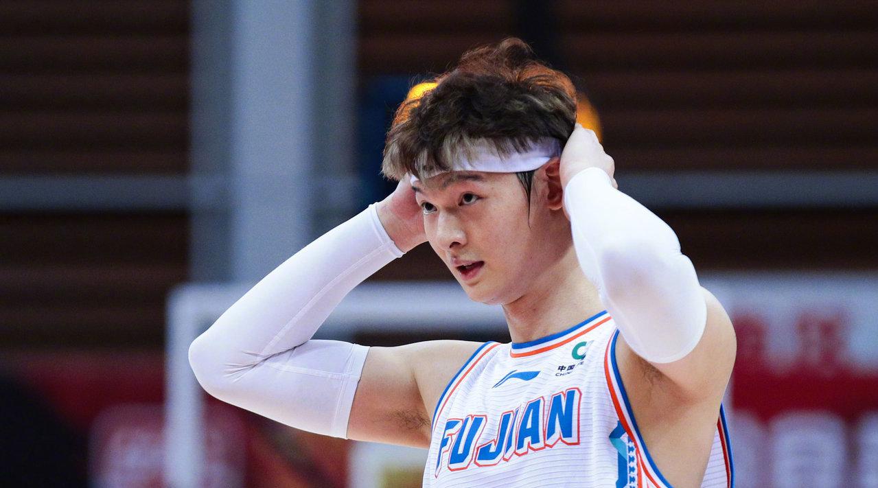山东队逆转广东队，王哲林高光表现