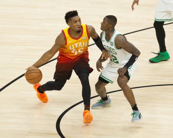 凯尔特人逆转魔术，戈贝尔带队取胜