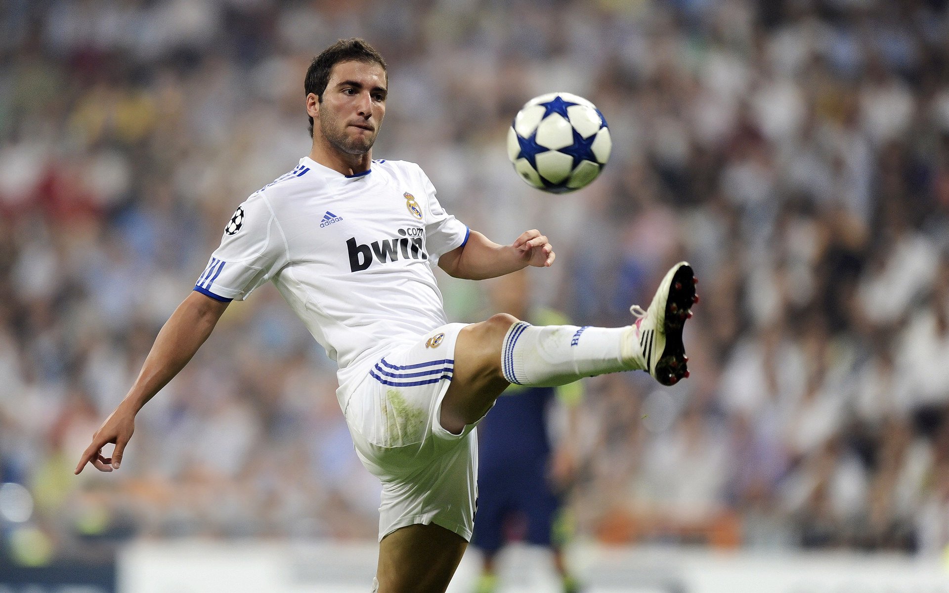 维尼修斯爆发，切尔西强压乌克兰，足球场上的双重奏鸣