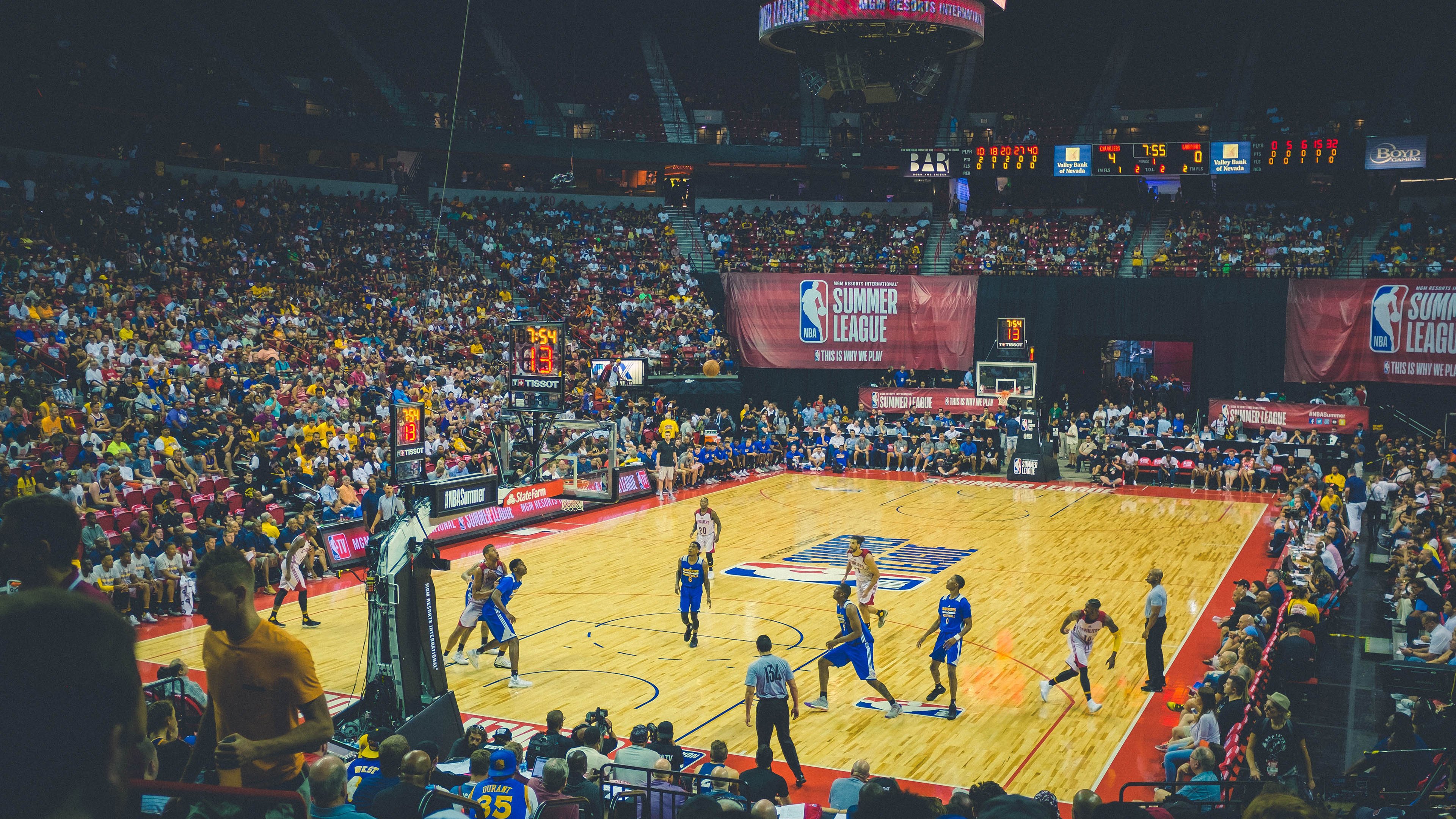 绝境逆袭！周琦领军青岛队险胜雄鹿，诠释团队篮球真谛