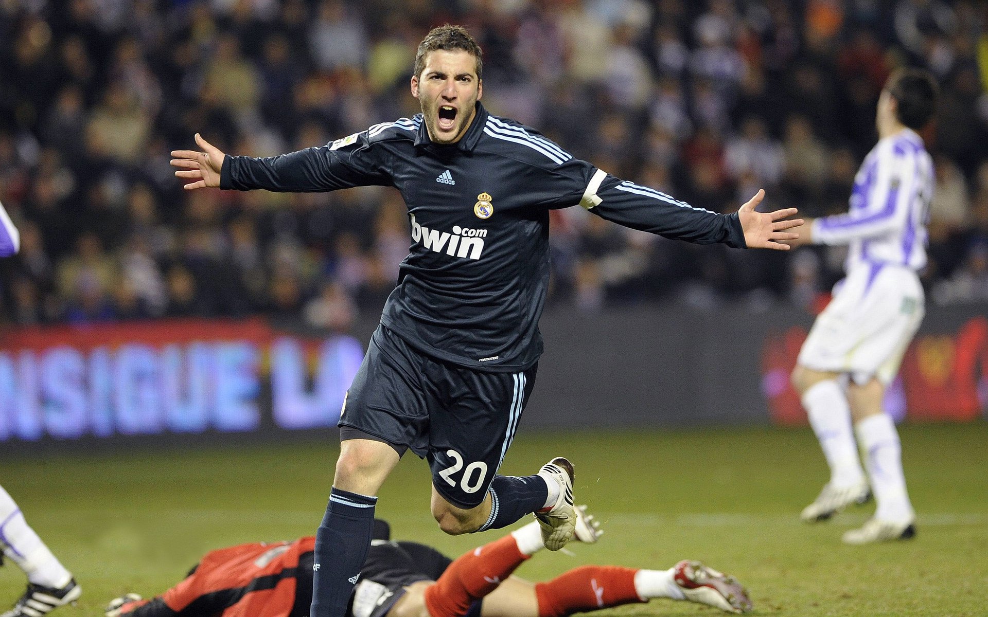 霍勒迪在焦点战证明自己，独行侠淘汰赛过关广厦队